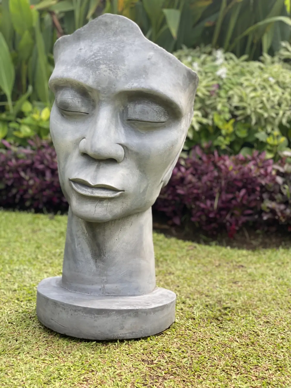  Product image 2 of the product “Dilan - Face looking to the left, 90 cm H | cast stone ”